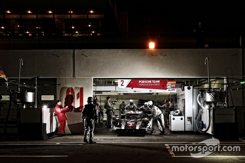 Das Porsche-Team arbeitet in der Nacht