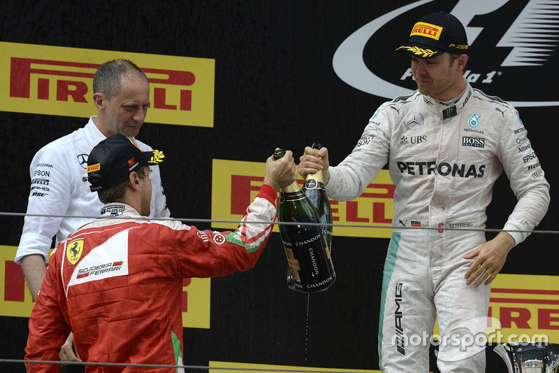 Podio: ganador Nico Rosberg, Mercedes AMG F1 Team, ganador del segundo lugar Sebastian Vettel, Ferrari
