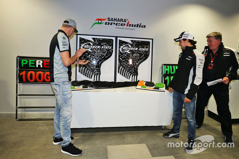 Sahara Force India F1 Team celebran 100 Grands Prix: Nico Hulkenberg, Sahara Force India F1, Otmar Szafnauer, Director de operaciones de Sahara Force India F1, Sergio Pérez, Sahara Force India F1