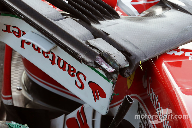 La nariz dañada de auto retirado de la carrera de Sebastian Vettel, Ferrari SF16-H