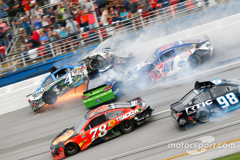 Frühjahr 2016: Crash mit Kevin Harvick, Ricky Stenhouse, A.J. Allmendinger