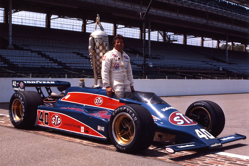 Mario Andretti und der Pokal (für Platz 2)