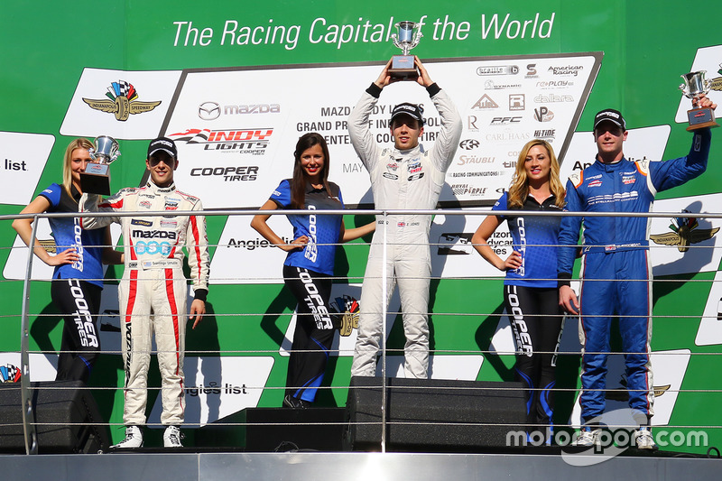 Podio: ganador de la carrera Ed Jones, Carlin, segundo lugar Santiago Urrutia, Schmidt Peterson Motorsports, tercer lugar Dean Stoneman, Andretti Autosport
