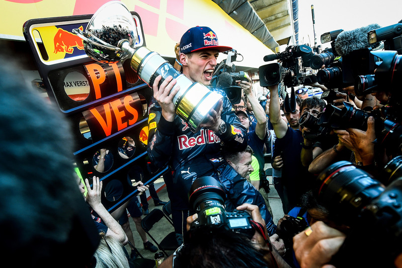 Max Verstappen, Red Bull Racing viert met het team