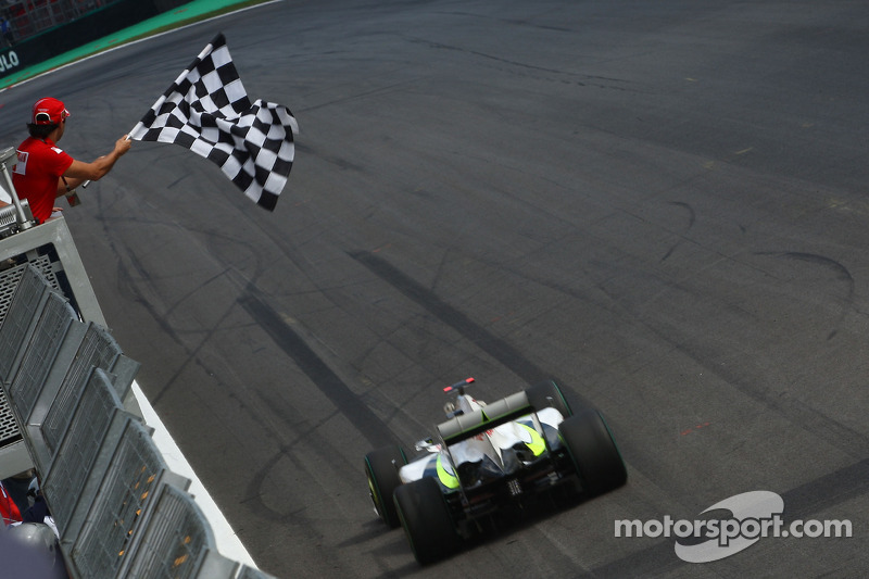 Zieldurchfahrt für Jenson Button, Brawn GP