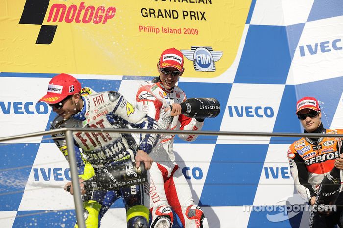 Podio: ganador de la carrera Casey Stoner, Ducati Marlboro Team, Valentino Rossi, Fiat Yamaha Team el segundo lugar y tercer lugar Dani Pedrosa, Repsol Honda Team