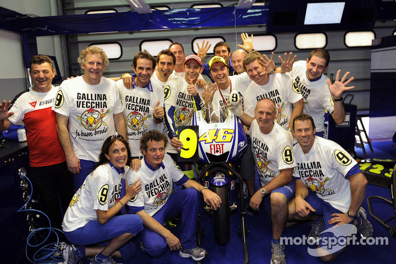 2009 MotoGP champion Valentino Rossi, Fiat Yamaha Team celebrates with his team