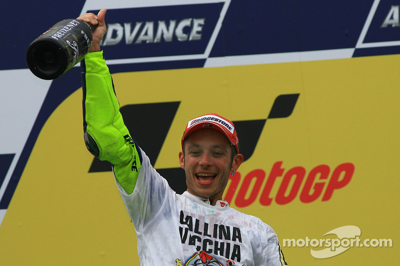 Подіум: чемпіон MotoGP 2009 року Валентино Россі, Fiat Yamaha Team