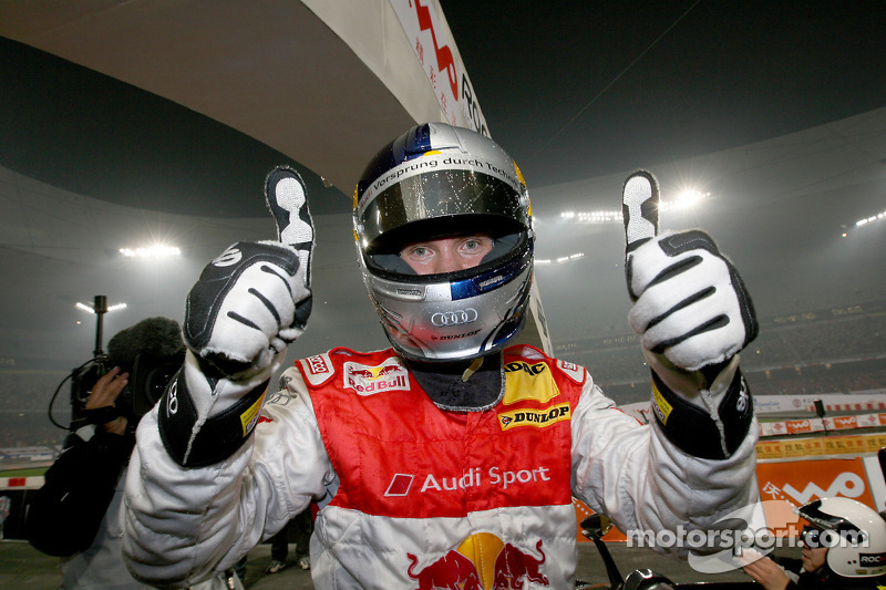 Ganador de la Carrera de Campeones Mattias Ekström celebra