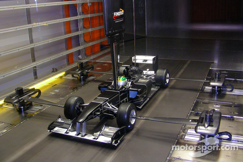 Модель Lotus F1 Racing в аэродинамической трубе