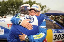 Los ganadores del Rally Dakar 2010 en la categoría de autos, Carlos Sainz y Lucas Cruz Senra celebra