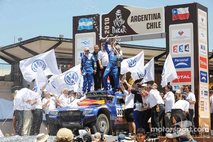 Podio de autos: los ganadores del Rally Dakar 2010 en la categoría de autos, Carlos Sainz y Lucas Cruz Senra celebran con Kris Nissen