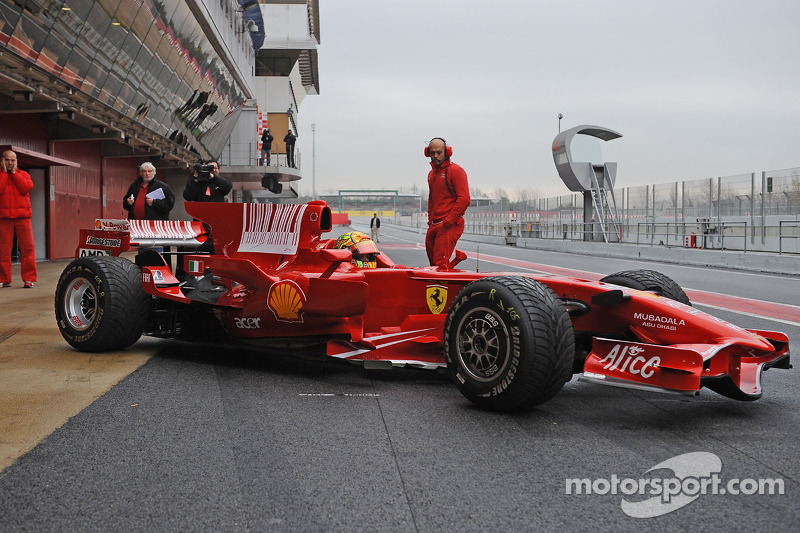 Valentino Rossi testet den Ferrari F2008