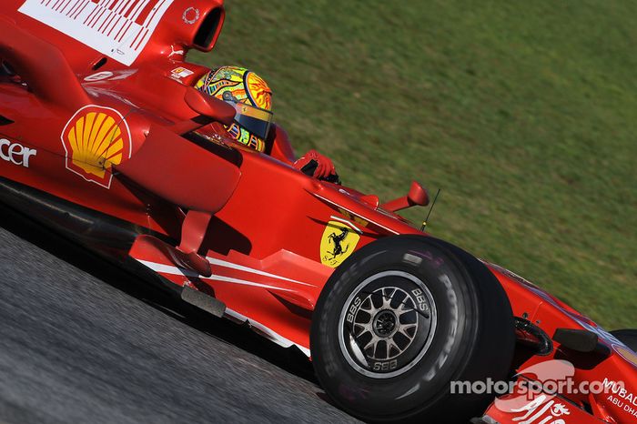 Valentino Rossi prueba el Ferrari F2008 en Barcelona