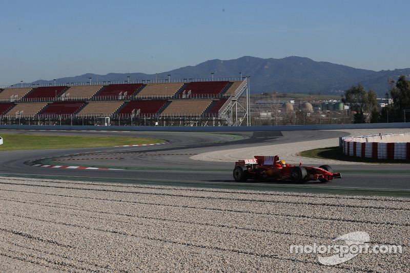 Valentino Rossi prueba el Ferrari F2008 en Barcelona