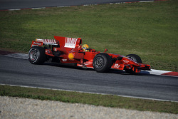 Valentino Rossi testet den Ferrari F2008