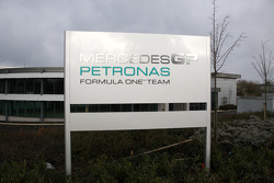Le nouveau panneau Mercedes GP est installé à l'usine de Brackley