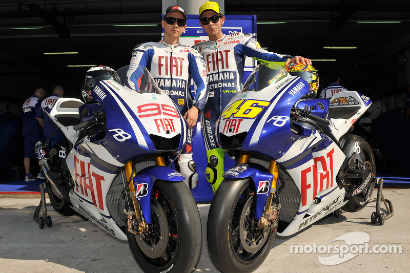 Valentino Rossi et Jorge Lorenzo révèlent la nouvelle Yamaha YZR-M1