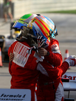 Ganador de la carrera Fernando Alonso, Scuderia Ferrari celebra con el segundo lugar Felipe Massa, S