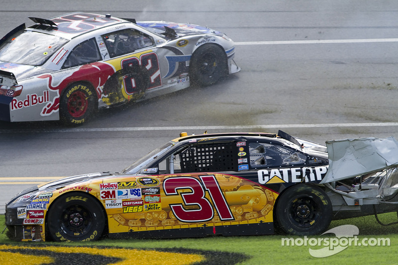 Crash: Jeff Burton, Richard Childress Racing, Chevrolet; Scott Speed, Red Bull Racing Team, Toyota