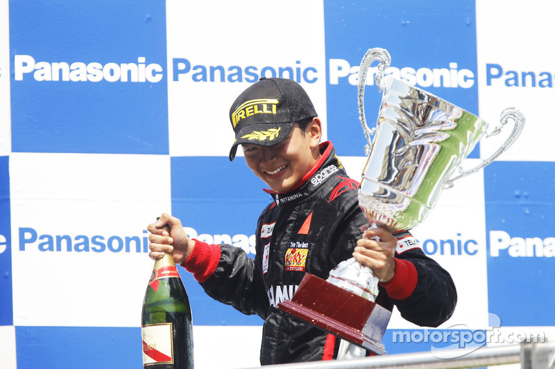Rio Haryanto merayakan kemenangannya di podium.