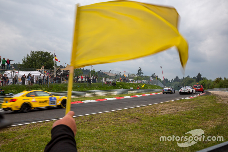 Incidente per #24 Team Zakspeed, Nissan GT-R Nismo GT3: Marc Gassner, Florian Strauß, Tom Coronel