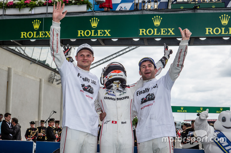 Les vainqueurs #2 Porsche Team Porsche 919 Hybrid: Romain Dumas, Neel Jani, Marc Lieb