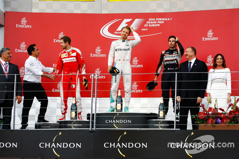Sebastian Vettel, Ferrari, segundo; Nico Rosberg, Mercedes AMG F1, ganador; Sergio Pérez, Sahara Force India F1