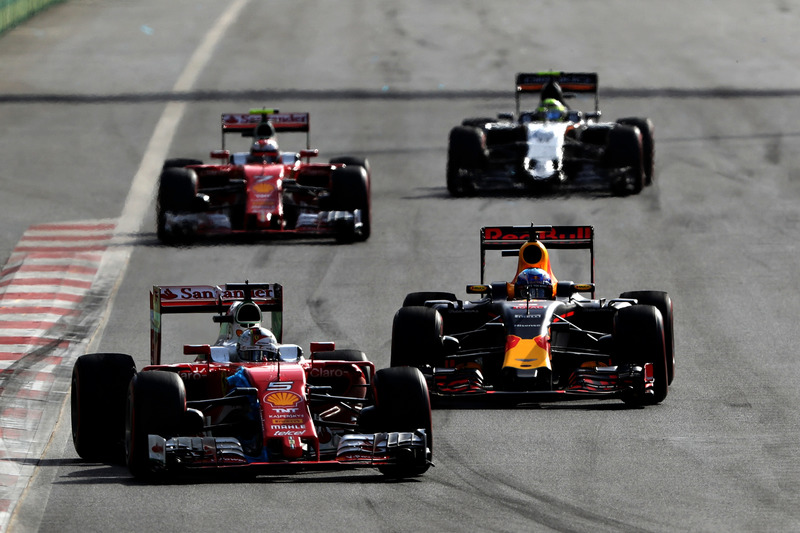 Sebastian Vettel, Ferrari SF16-H, ve Daniel Ricciardo, Red Bull Racing RB12