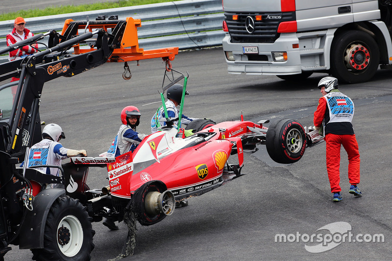 Sebastian Vettel, Ferrari SF16-H retirado de la carrera cuando explotó su neumático trasero