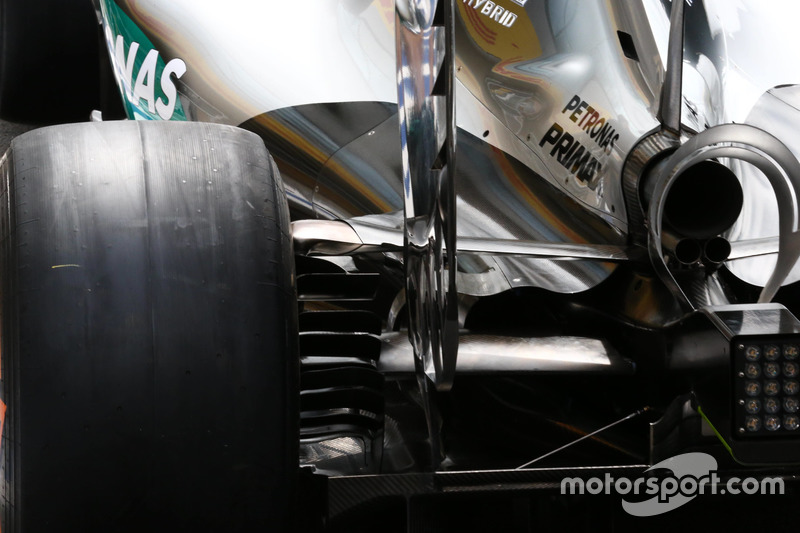 Mercedes, estrecha tapa de motor y detalle de difusor