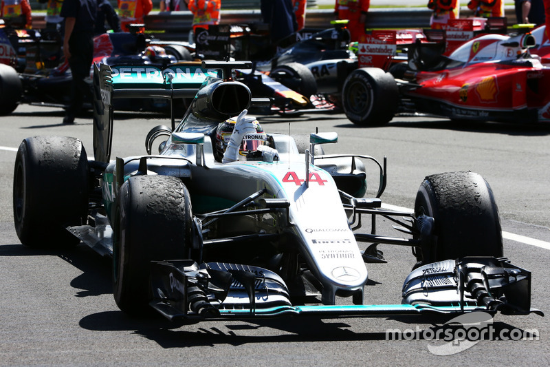 Il vincitore della gara Lewis Hamilton, Mercedes AMG F1 W07 Hybrid festeggia nel parco chiuso