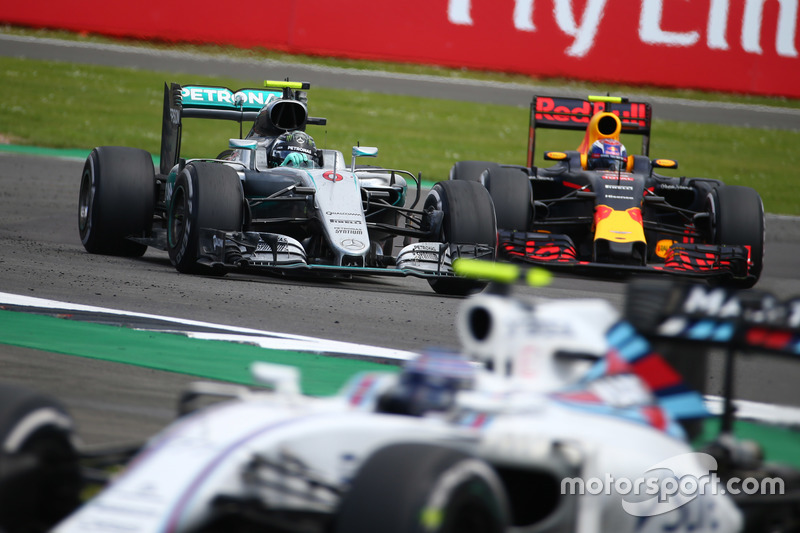 Nico Rosberg, Mercedes AMG Petronas F1 W07 e Max Verstappen, Red Bull Racing RB12