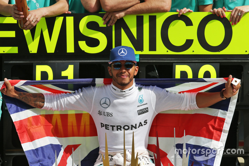 Il vincitore della gara Lewis Hamilton, Mercedes AMG F1 festeggia con il team