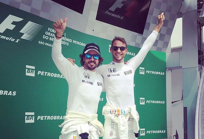 Fernando Alonso y Jenson Button bromean subiendo al podio en Interlagos