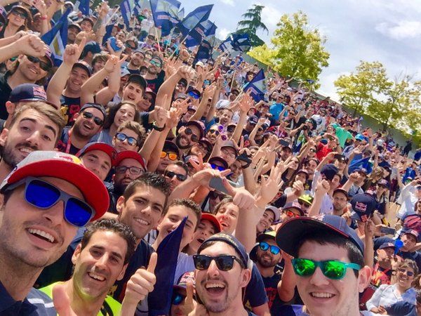 Carlos Sainz se hace un selfie con sus fans
